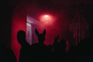 Dark Rooms: Ein tiefer Einblick in die umstrittene Subkultur