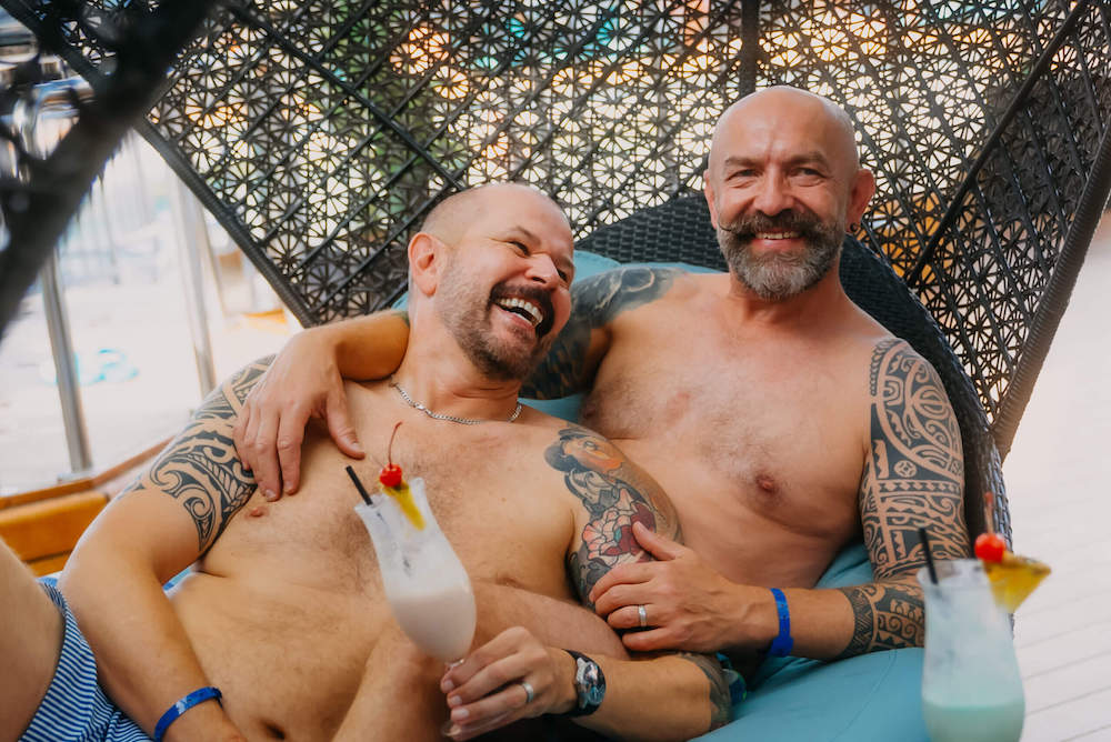 Schwules Paar auf dem Gay Cruise